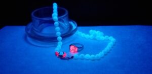 Schmuck unter Schwarzlicht 