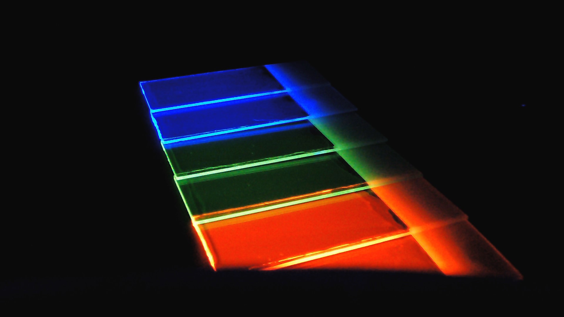 Funktionelle Farbstoffe auf Glas unter UV - Licht – farbig lumineszierend